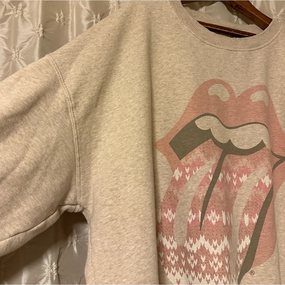American Eagle AE Oversized Rolling Stones Lips Sweatshirt Heathered Cream Pink - Picture 5 of 12